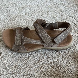 New! Earth Origins Velcro Brown Sandals Size 6